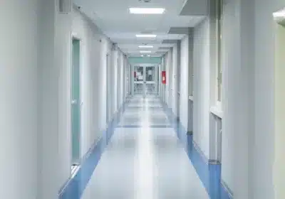 Pourquoi installer une porte hermétique dans le secteur de la santé ?